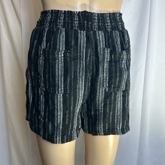 Briggs Women’s linen & Rayon Shorts. Size Medium. Black & White. 4 Pockets. - Picture 3 of 8